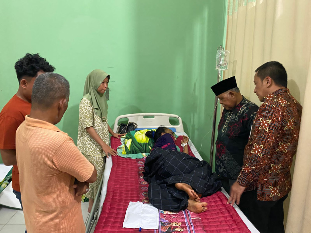 Sekretaris Daerah Padang Lawas Utara Mengunjungi Korban Kecelakaan Lalu Lintas di RSUD Aek Haruaya 