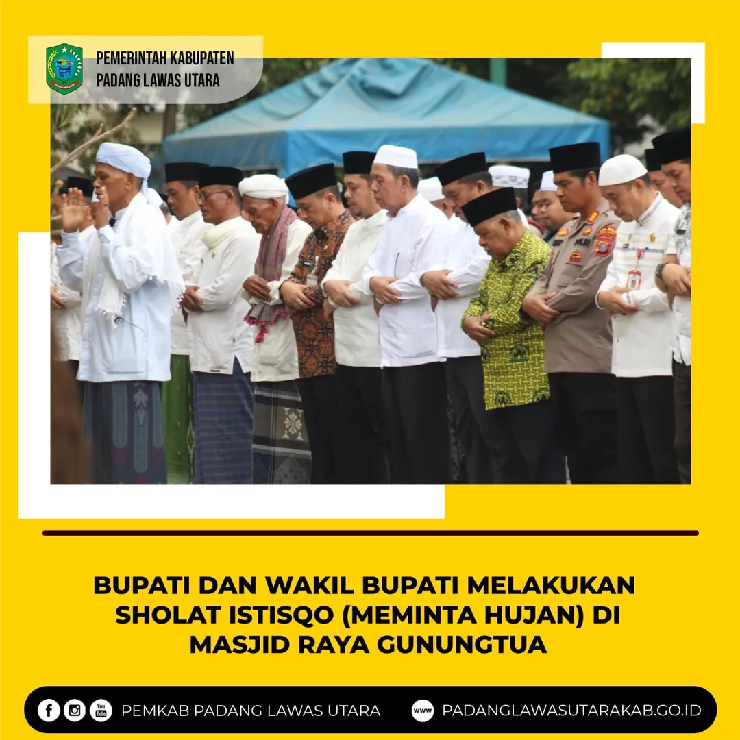 Sholat Istisqo di Halaman Masjid Raya Gunungtua