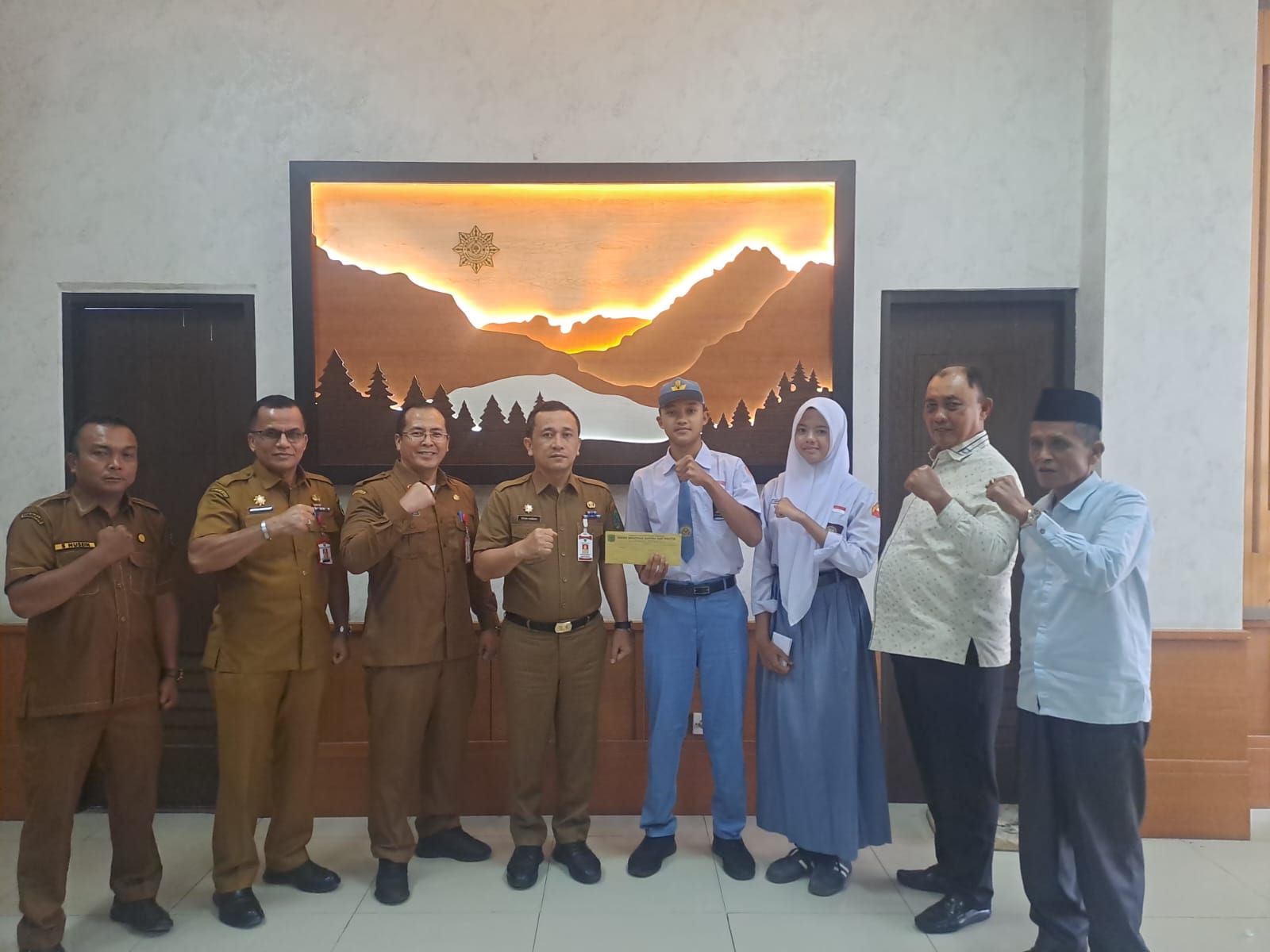 Penyerahan Surat Tugas Untuk Putra Putri Paluta Peserta Diklat Pasukan Pengibar  Bendera Pusakan Provinsi Sumatera Utara Tahun 2026
